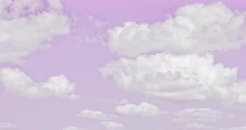 Beaux nuages sur fond de ciel rose.