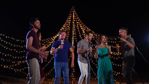 Uma empresa dança ativamente com champanhe, eles são uma festa de aniversário comemorativa