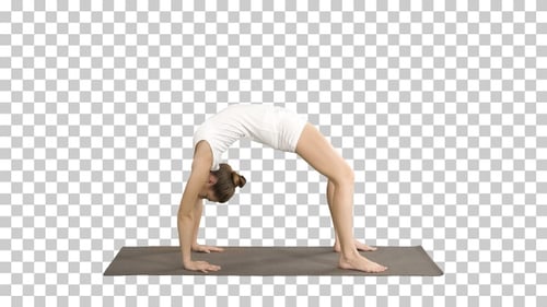 Fille de yoga sportive exécutant Chakrasana Urdva Dhanurasana Wheel
