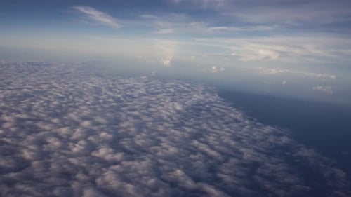 Vue des nuages blancs dans le ciel bleu d'en haut