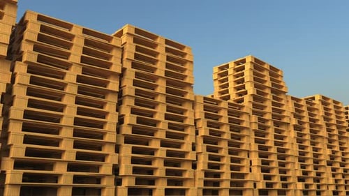 Viele Holzpaletten für Industrielager