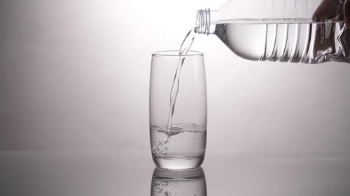 Agua que se vierte en un vaso de agua