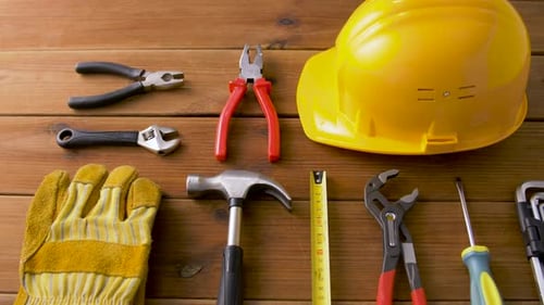 Verschiedene Arbeitsgeräte auf Holzbrettern