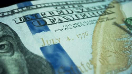Bargeld-Hintergrund. Neue Hundert-Dollar-Banknote auf schwarzem Hintergrund