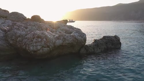 Küste mit Felsen und türkisfarbenem klarem Wasser