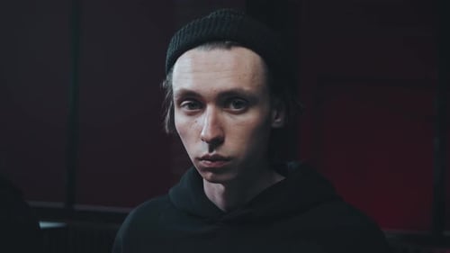 Portrait d'un jeune homme arrêté