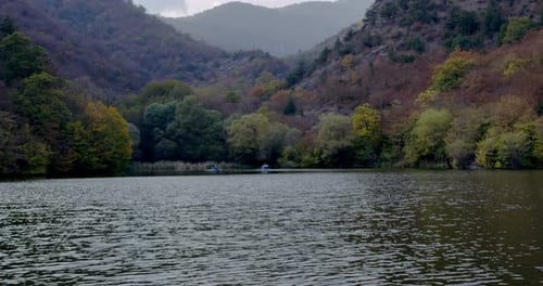 Lago y montaña