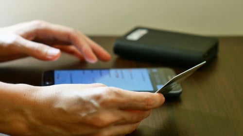 Online einkaufen mit Smartphone und Kreditkarte