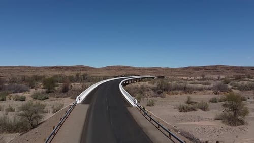 Grande route moderne en Afrique, beau ciel bleu, journée ensoleillée, pas de circulation