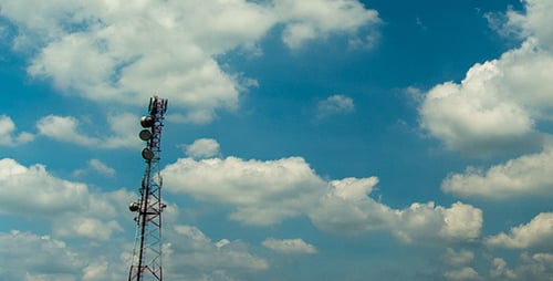 Torre de comunicación y nube
