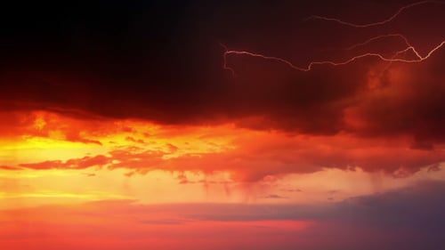 Gewitter bei orangefarbenem Sonnenuntergang
