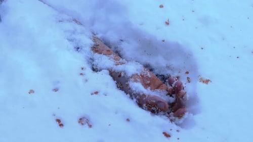 Une main blessée s'est enfoncée dans l'abdomen.