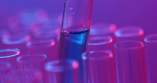 Pipette tropft Chemikalien in ein Reagenzglas