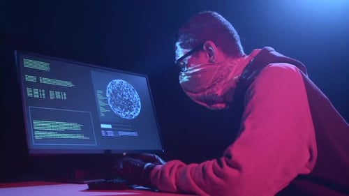 Spy kopiert die Informationen auf das USB-Flash-Laufwerk