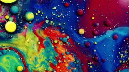 Mehrfarbige Blasen mit hellen Farben, die sich in Farbe bewegen, Öloberfläche, schönes blaues Universum der Farben