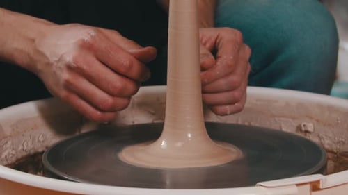 Figurine plus longue en argile tournant sur un tour de potier