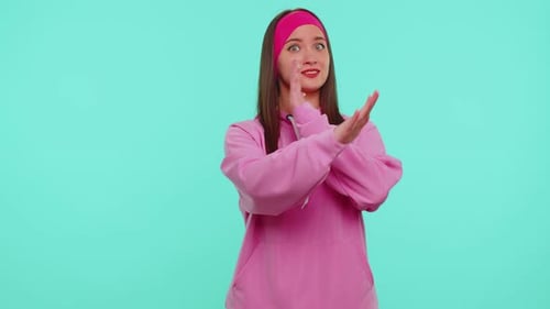 Chica dice que no se agarra con la palma doblada con las manos cruzadas en el gesto de detener la advertencia