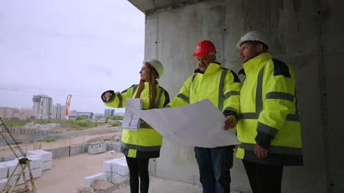 Team von Bauingenieuren bei Baustellenüberwachung durch Architekten Foreman Engineers