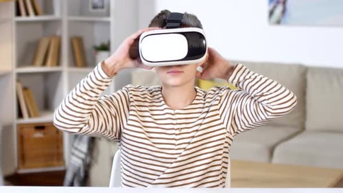 Junge benutzt Virtual-Reality-Headset