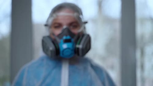 Konzept der Coronavirus-Quarantäne, globale Covid-19-Epidemie. Behandlung der Infektion. Sanitäter in Hazrat