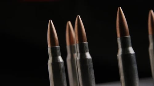 Filmmusik rotierende Aufnahme von Kugeln auf einer metallischen Oberfläche - BULLETS 015