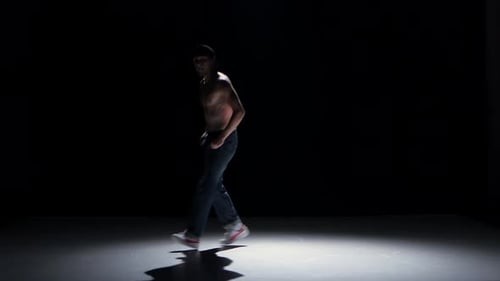 Breakdance Dancer mit nacktem Torso Dance, Making Flip On Schwarz, Schatten