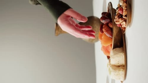 Vidéo verticale de boissons chaudes turques au thé et aux sucreries dans le verre traditionnel Armudu en gros plan