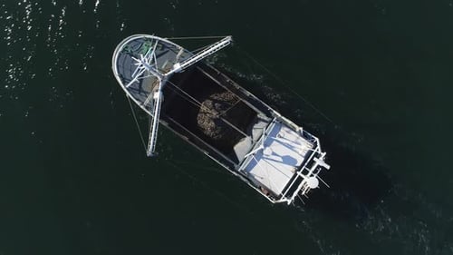 Boot von einer Drohne, die im Kreis fährt, während sie herauszoomt