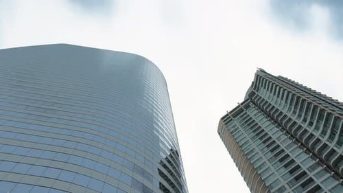 Spitzen von Wolkenkratzern gegen den Himmel, Glasfassaden von Gebäuden, Ansicht von unten