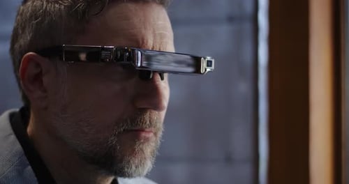 Homem de meia idade colocando um fone de ouvido VR