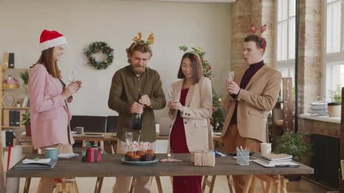 Colegas de escritório fazendo festa de Natal