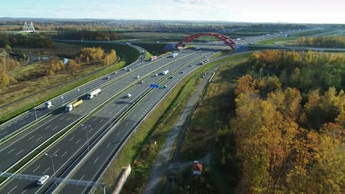 Autobahn bei Sonnenuntergang - Umgebung des Waldes