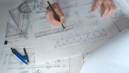 der Ingenieur zeichnet die Ansicht von oben