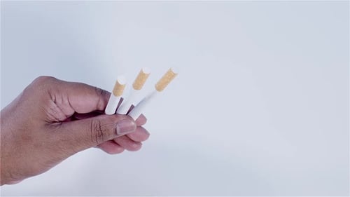 Hand hält 3 Zigaretten