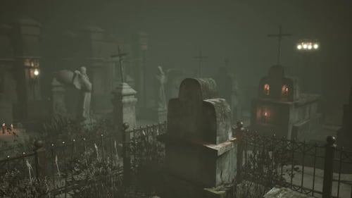 Très vieux cimetière brumeux et effrayant dans le brouillard la nuit