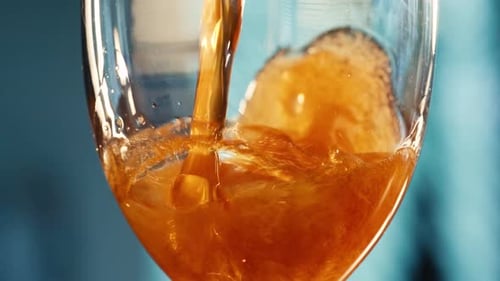 Verter cerveza oscura