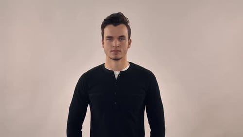 Bâillement masculin en studio
