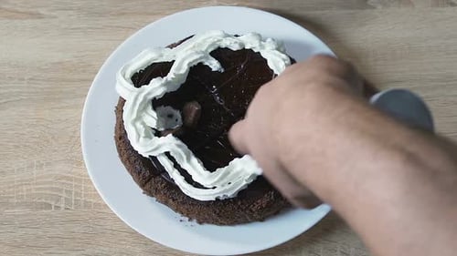 Decorating Rich Chocolate Cake with Icing
