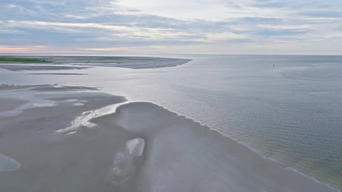 Image d'un Drone survolant une mer calme, dans le nord-est du Brésil