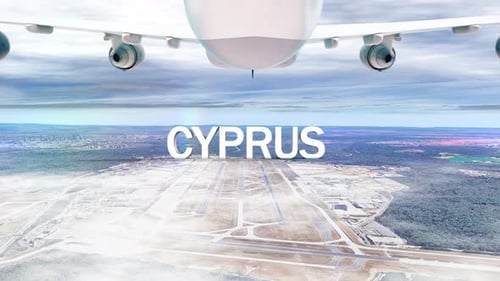 Avião comercial sobre nuvens chegando ao país Chipre