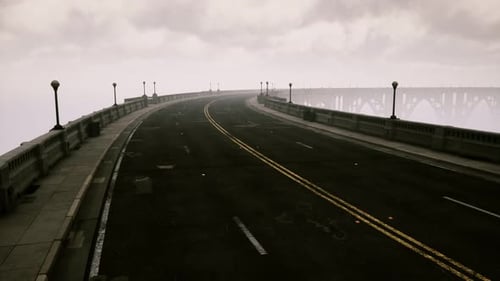 Ponte longa em Nevoeiro Nebuloso