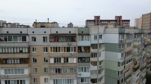 Vista aérea de antiguos edificios de arquitectura soviética, en un barrio pobre del gueto de Kiev, día nublado, i