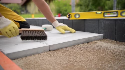 Pflastersteine für Gartenziegel von einem professionellen Pflasterarbeiter.