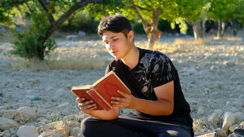Man Muslimisches heiliges Buch im Freien