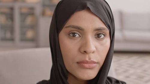 Muslimische Frau hebt Hijab ab