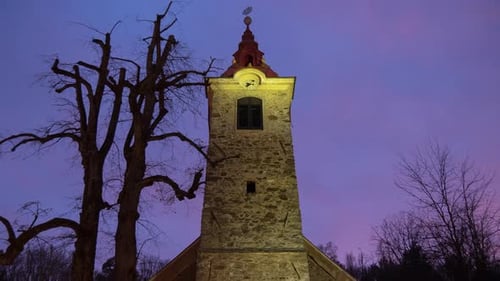 Zeitraffer eines alten Glockenturms