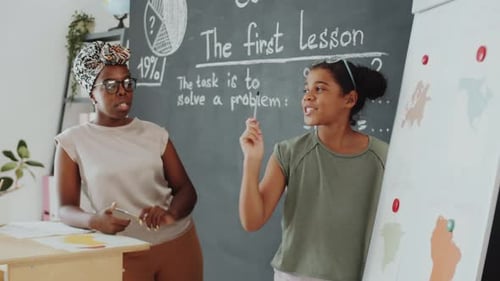 Afroamerikanisches Mädchen rezitiert eine Geografiestunde von Flipchart