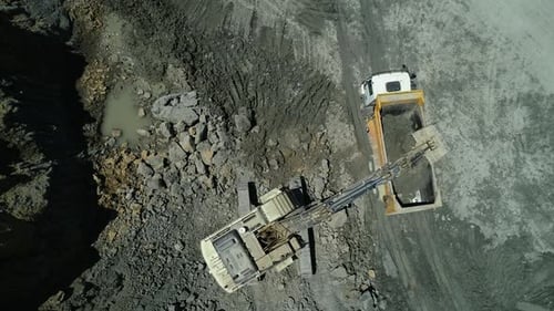 Bagger mit Lastwagen