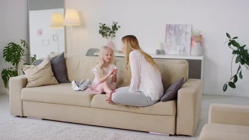 Nettes Mädchen legt Lippenstift auf Mutter