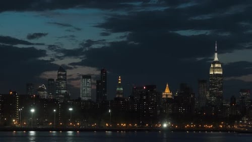 Nueva York. Noche. Luces de rascacielos.